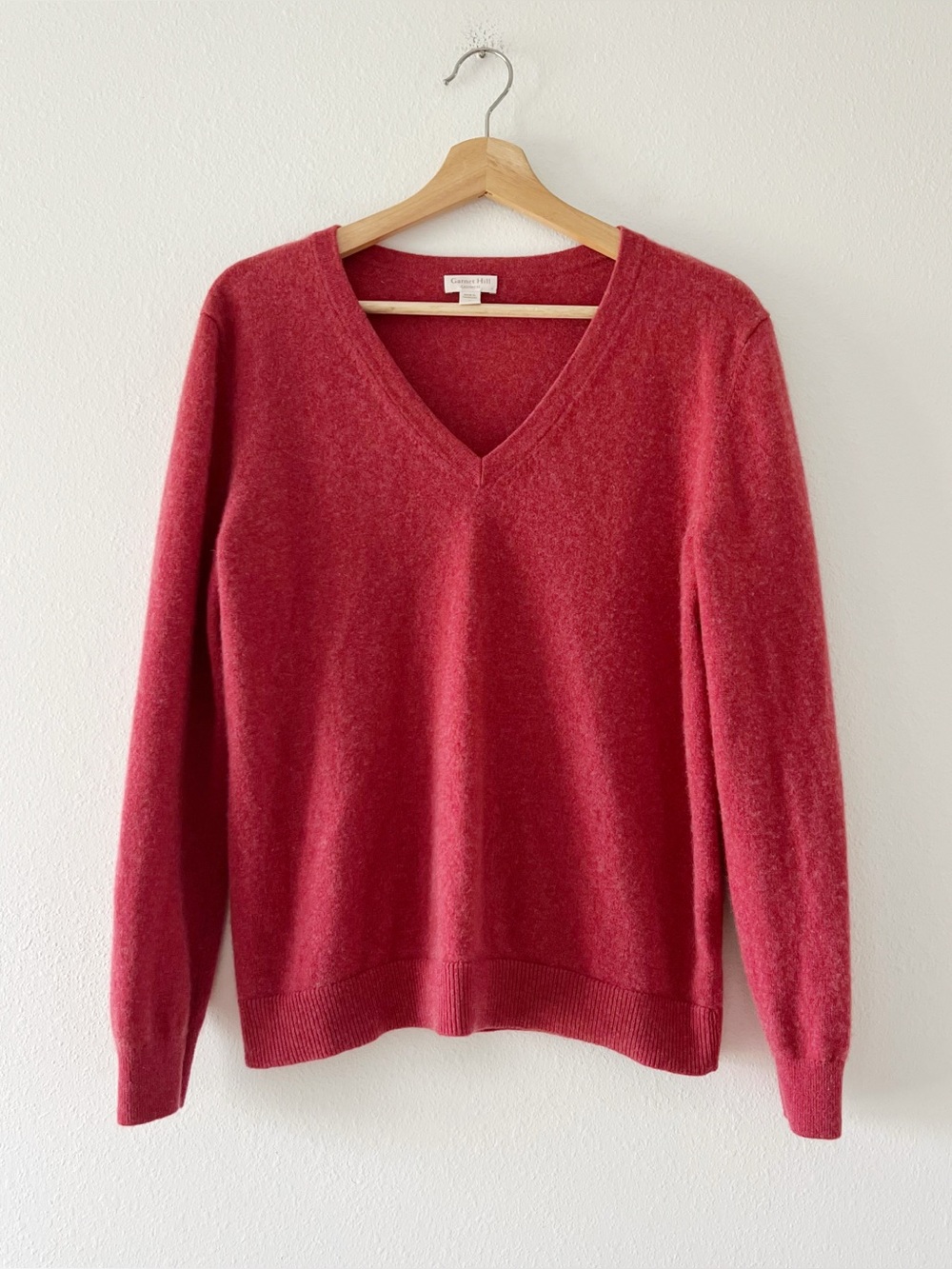 GARNET HILL | Essential Cashmere V-Neck Sweater in Brick Red | L - Picture 2 of 5